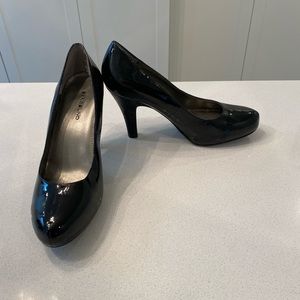 Bandolino Black Patten Leather pumps